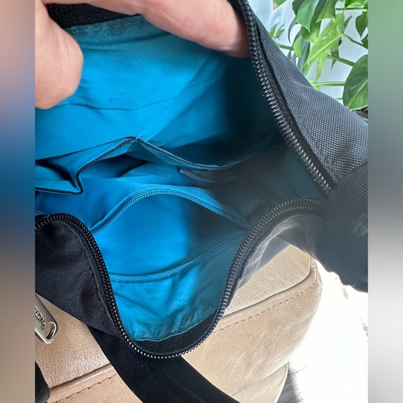 🛍️TRAVELON Black cross body bag with lots pockets and adjustable strap. - Picture 4 of 9